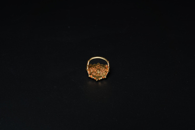 Een gouden ring, twee oorringen en een hanger, India, vroeg 20e eeuw