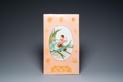 Deux plaques en porcelaine de Chine &agrave; d&eacute;cor de la R&eacute;volution Culturelle