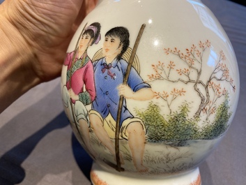 Quatre vases en porcelaine de Chine &agrave; d&eacute;cor de la R&eacute;volution Culturelle, un sign&eacute; Wang Xiaolan 王曉蘭 et dat&eacute; 1972