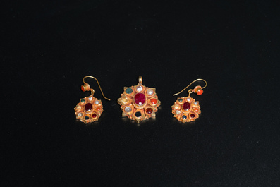 An Indian gold ring, a pair of earrings and a pendant, early 20th C.