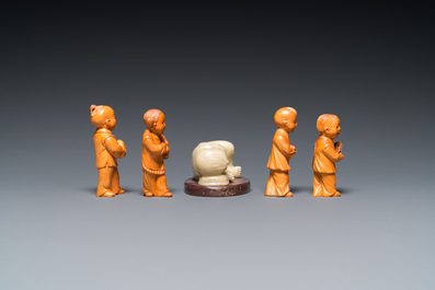 Neuf sculptures de la R&eacute;volution Culturelle en bois, jade et pierre &agrave; savon, Chine