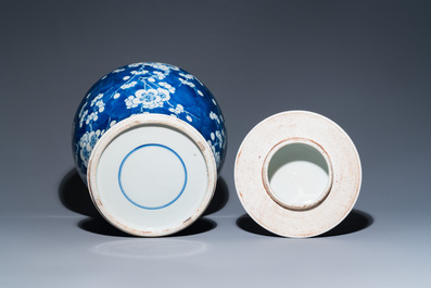 Vase couvert en porcelaine de Chine en bleu et blanc &agrave; d&eacute;cor de prunus sur glace pil&eacute;e, Kangxi