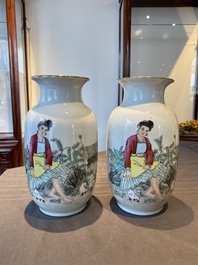 Twee paar Chinese vazen met Culturele Revolutie decor van boerinnen, &eacute;&eacute;n gesigneerd Kang Zhicheng 康志誠, Zhong Guo Jingdezhen Zhi 中國景德鎮製 merk