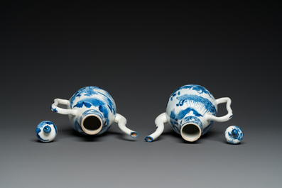 Paire de verseuses couvertes en porcelaine de Chine en bleu et blanc &agrave; d&eacute;cor de paysages, peut-&ecirc;tre pour le Vietnam, 19&egrave;me