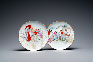 Cinq plats en porcelaine de Chine &agrave; d&eacute;cor de la R&eacute;volution Culturelle, sign&eacute;s Wu Kang 吳康, Zhang Wenchao 章文超 et Zhao Huimin 趙惠民, dat&eacute;s '72 et '75