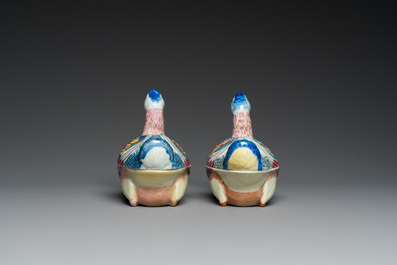 Paire de terrines couvertes en forme de canards en porcelaine de Chine famille rose, Qianlong