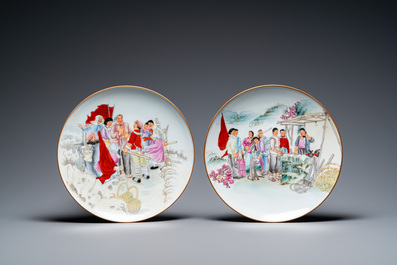 Cinq plats en porcelaine de Chine &agrave; d&eacute;cor de la R&eacute;volution Culturelle, sign&eacute;s Wu Kang 吳康, Zhang Wenchao 章文超 et Zhao Huimin 趙惠民, dat&eacute;s '72 et '75