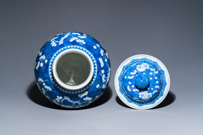 Vase couvert en porcelaine de Chine en bleu et blanc &agrave; d&eacute;cor de prunus sur glace pil&eacute;e, Kangxi