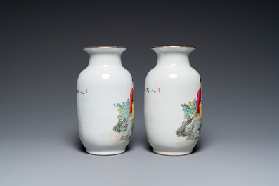 Twee paar Chinese vazen met Culturele Revolutie decor van boerinnen, &eacute;&eacute;n gesigneerd Kang Zhicheng 康志誠, Zhong Guo Jingdezhen Zhi 中國景德鎮製 merk