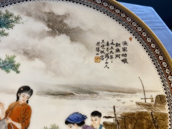 Drie Chinese borden met Culturele Revolutie decor, gesigneerd Wang Xiaofan 王曉帆, Wu Kang 吳康 en Chen Yifang 陳義芳, gedat. '57, '64 en '66