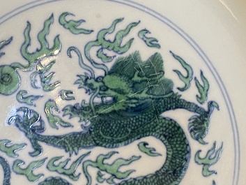 Een Chinees doucai-groen 'draken' bord, Kangxi merk en wellicht periode