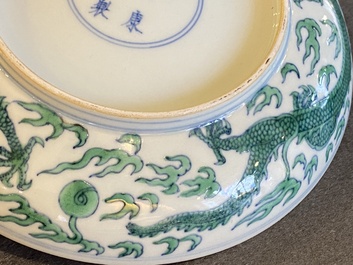 Coupe en porcelaine de Chine &agrave; d&eacute;cor d'un dragon en doucai-vert, marque et probablement &eacute;poque de Kangxi