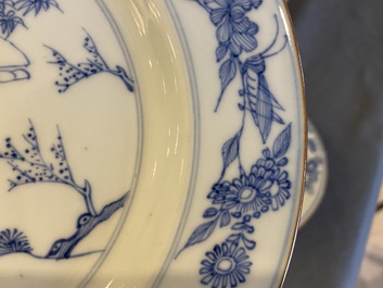 Paire d'assiettes en porcelaine de Chine en bleu et blanc &agrave; d&eacute;cor de cerf, Yongzheng