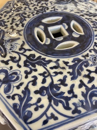 Tabouret de forme hexagonale en porcelaine de Chine en bleu et blanc &agrave; d&eacute;cor floral, 19&egrave;me
