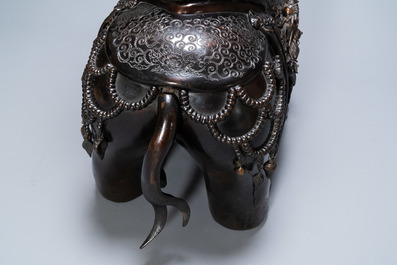 Important br&ucirc;le-parfum ou koro en bronze en forme d'&eacute;l&eacute;phant avec tour de guet, Japon, Edo/Meiji, 19&egrave;me