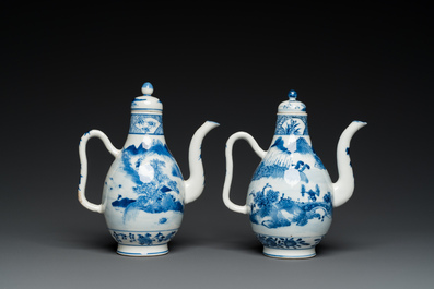 Paire de verseuses couvertes en porcelaine de Chine en bleu et blanc &agrave; d&eacute;cor de paysages, peut-&ecirc;tre pour le Vietnam, 19&egrave;me