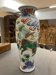 Vase en porcelaine de Chine wucai &agrave; d&eacute;cor d'un qilin et d'un ph&eacute;nix, &eacute;poque Transition