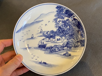 Een Chinees blauw-wit bord met een rivierlandschap, Daoguang merk en periode