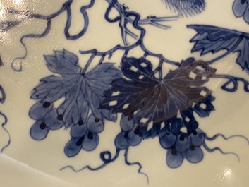 Paire de plats en porcelaine de Chine en bleu et blanc &agrave; d&eacute;cor d'&eacute;cureuils et de vignes, Qianlong