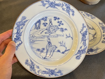 Paire d'assiettes en porcelaine de Chine en bleu et blanc &agrave; d&eacute;cor de cerf, Yongzheng