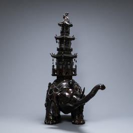 Important br&ucirc;le-parfum ou koro en bronze en forme d'&eacute;l&eacute;phant avec tour de guet, Japon, Edo/Meiji, 19&egrave;me