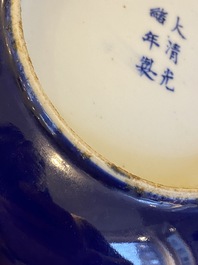 Quatre assiettes et huit coupes en porcelaine de Chine en bleu monochrome, marque et &eacute;poque de Guangxu