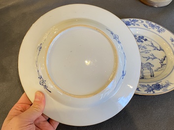 Paire d'assiettes en porcelaine de Chine en bleu et blanc &agrave; d&eacute;cor de cerf, Yongzheng