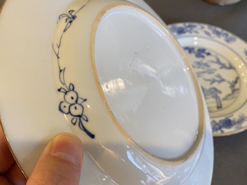 Paire d'assiettes en porcelaine de Chine en bleu et blanc &agrave; d&eacute;cor de cerf, Yongzheng