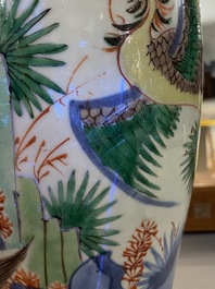 Vase en porcelaine de Chine wucai &agrave; d&eacute;cor d'un qilin et d'un ph&eacute;nix, &eacute;poque Transition