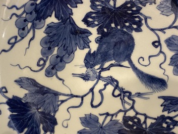 Paire de plats en porcelaine de Chine en bleu et blanc &agrave; d&eacute;cor d'&eacute;cureuils et de vignes, Qianlong