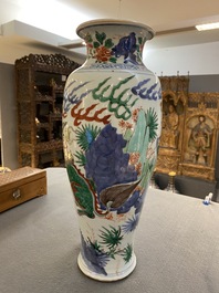 Vase en porcelaine de Chine wucai &agrave; d&eacute;cor d'un qilin et d'un ph&eacute;nix, &eacute;poque Transition