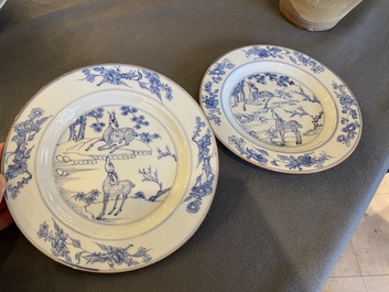 Paire d'assiettes en porcelaine de Chine en bleu et blanc &agrave; d&eacute;cor de cerf, Yongzheng