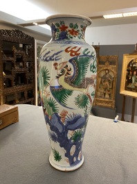 Vase en porcelaine de Chine wucai &agrave; d&eacute;cor d'un qilin et d'un ph&eacute;nix, &eacute;poque Transition