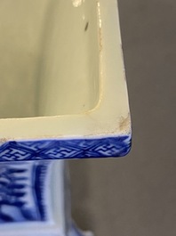 Een Chinese blauw-witte 'gu' vaas met erotisch decor onderop, Kangxi