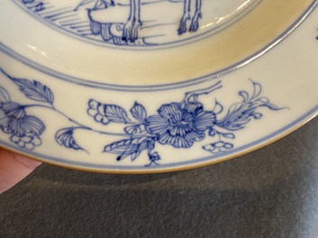 Paire d'assiettes en porcelaine de Chine en bleu et blanc &agrave; d&eacute;cor de cerf, Yongzheng