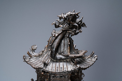 Important br&ucirc;le-parfum ou koro en bronze en forme d'&eacute;l&eacute;phant avec tour de guet, Japon, Edo/Meiji, 19&egrave;me