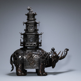 Een monumentale Japanse bronzen wierookbrander in de vorm van een olifant met uitkijktoren, Edo/Meiji, 19e eeuw