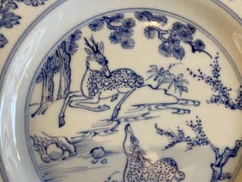 Paire d'assiettes en porcelaine de Chine en bleu et blanc &agrave; d&eacute;cor de cerf, Yongzheng