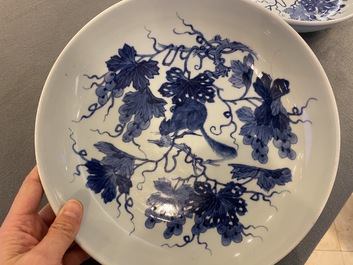 Een paar Chinese blauw-witte schotels met eekhoorns en druivenranken, Qianlong