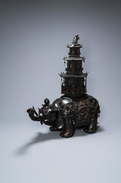 Een monumentale Japanse bronzen wierookbrander in de vorm van een olifant met uitkijktoren, Edo/Meiji, 19e eeuw