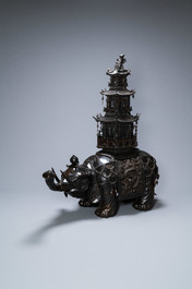 Important br&ucirc;le-parfum ou koro en bronze en forme d'&eacute;l&eacute;phant avec tour de guet, Japon, Edo/Meiji, 19&egrave;me