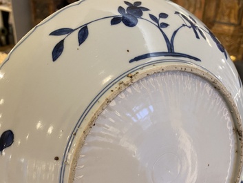 Deux plats en porcelaine de Chine en bleu et blanc, Wanli