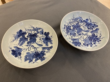 Paire de plats en porcelaine de Chine en bleu et blanc &agrave; d&eacute;cor d'&eacute;cureuils et de vignes, Qianlong
