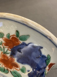 Vase en porcelaine de Chine wucai &agrave; d&eacute;cor d'un qilin et d'un ph&eacute;nix, &eacute;poque Transition