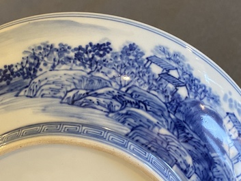 Een Chinees blauw-wit bord met een rivierlandschap, Daoguang merk en periode