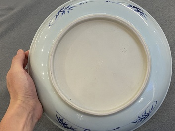 Een paar Chinese blauw-witte schotels met eekhoorns en druivenranken, Qianlong