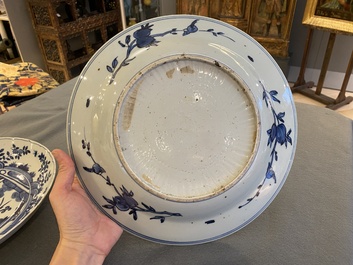 Deux plats en porcelaine de Chine en bleu et blanc, Wanli