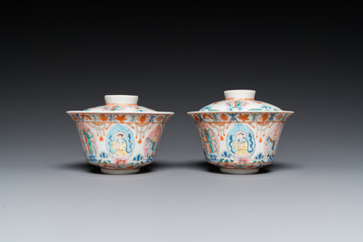 Paire de bols couverts sur supports en porcelaine de Chine famille rose, marque de Baragon Tumed, 19/20&egrave;me