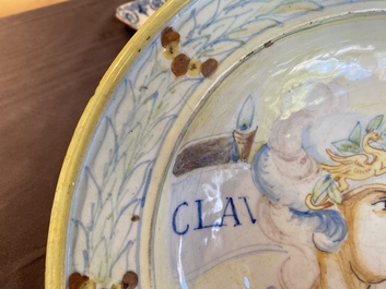 Een Italiaanse majolica schotel met het portret van de Romeinse keizer Claudius, 17e eeuw