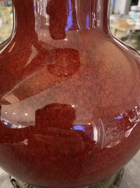 Vase de forme bouteille en porcelaine de Chine &agrave; &eacute;mail flamb&eacute; mont&eacute; en lampe, 19&egrave;me